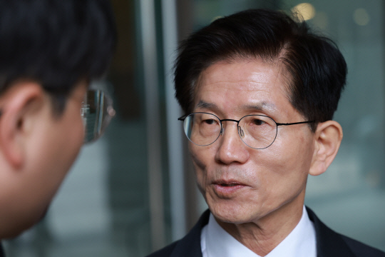 김문수 전 고용노동부 장관이 ㅣ난 13일 서울 서초구 양재온누리교회에서 예배를 마치고 취재진 질문에 답하고 있다. [연합뉴스]